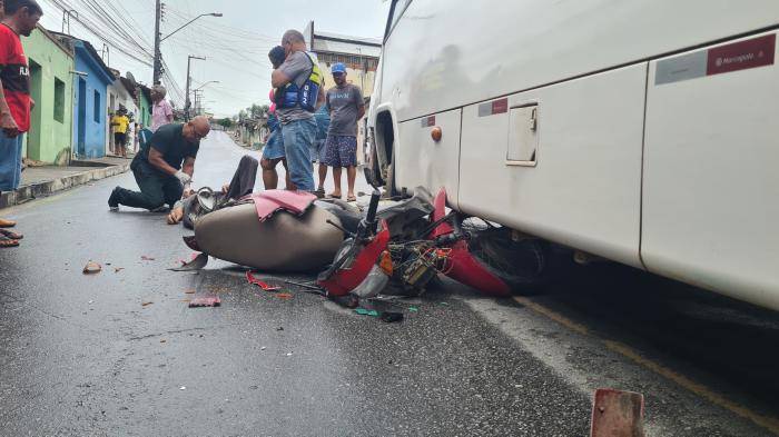Homem em uma Honda Biz colide com ônibus durante tentativa de ultrapassagem em São Miguel dos Campos