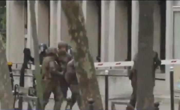 Polícia francesa monta cordão de segurança em consulado iraniano em Paris após ameaça de explosivos