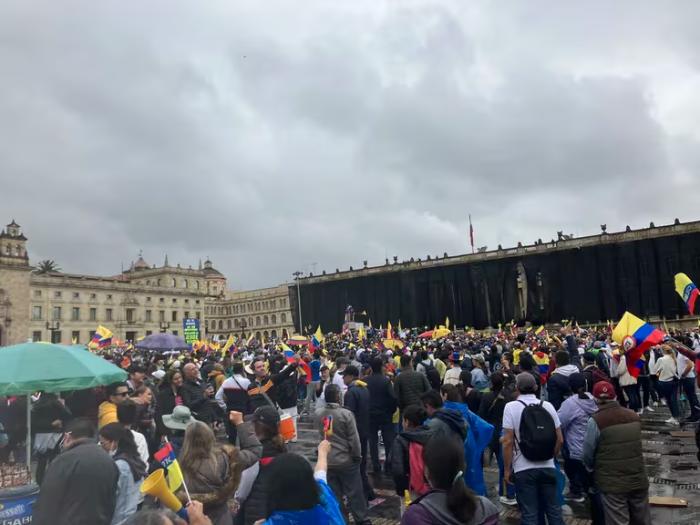 Domingo foi marcado por manifestações em massa contra politica de esquerda na colômbia