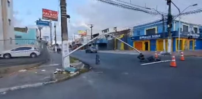  Carro colide e derruba semáforo em Maceió, deixando feridos