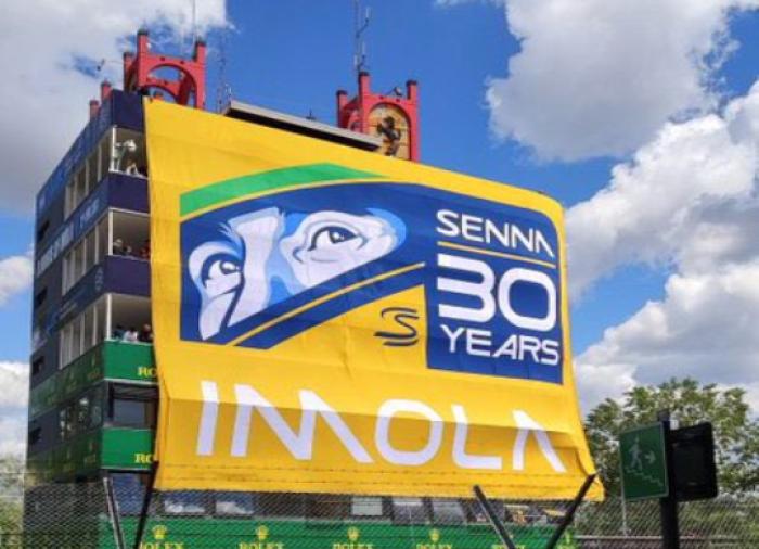  Fãs se reúnem em Imola para lembrar os 30 anos da morte de Ayrton Senna