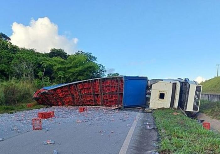 Motorista de caminhão que tombou em São Miguel dos Campos é preso por embriaguez 