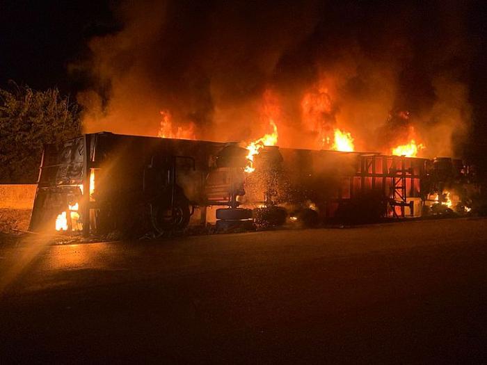 Caminhão carregado de tapetes pega fogo na BR - 101 entre Flexeiras e Joaquim Gomes