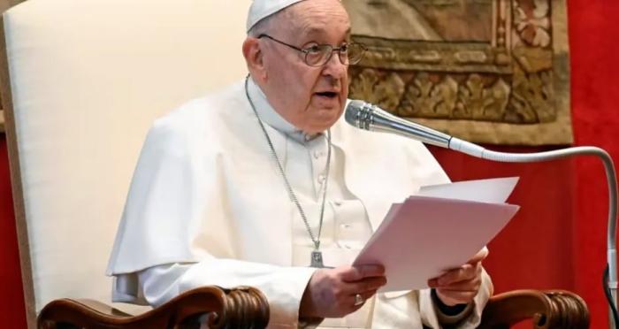 Papa Francisco critica abertamente seminários com  padres gays