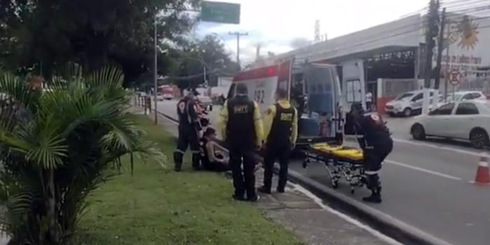 Acidente entre carro e motocicleta deixa um ferido na Fernandes Lima, em Maceió